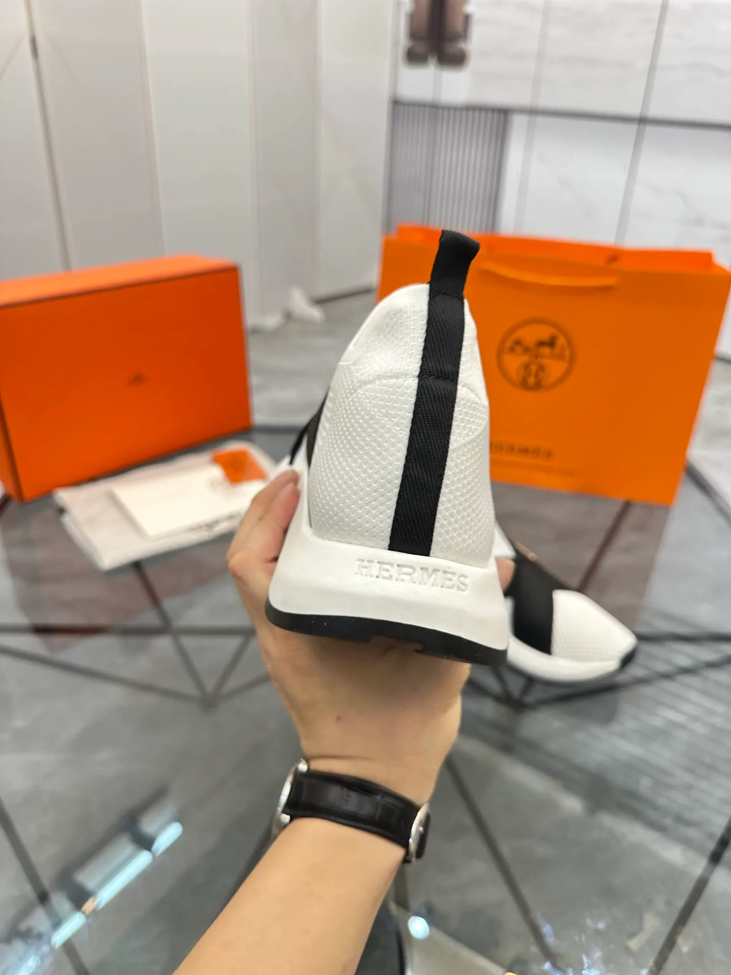 Selling men's shoes 💰: 💰P600¥ High-end top quality Product trademark: Hermes * "Hermès*" low-cut casual shoes Regular size: 38-45 (can be customized to 46) Product materials: upper imported from the counter original fly weave, breathable lining, cowhide foot pads, original outsole. No.: 001